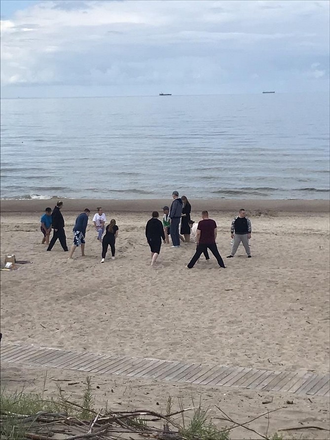Grupinis ėjimas paplūdimyje
