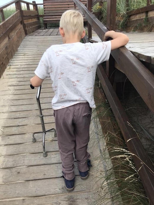 Vaikas ant medinio tiltelio