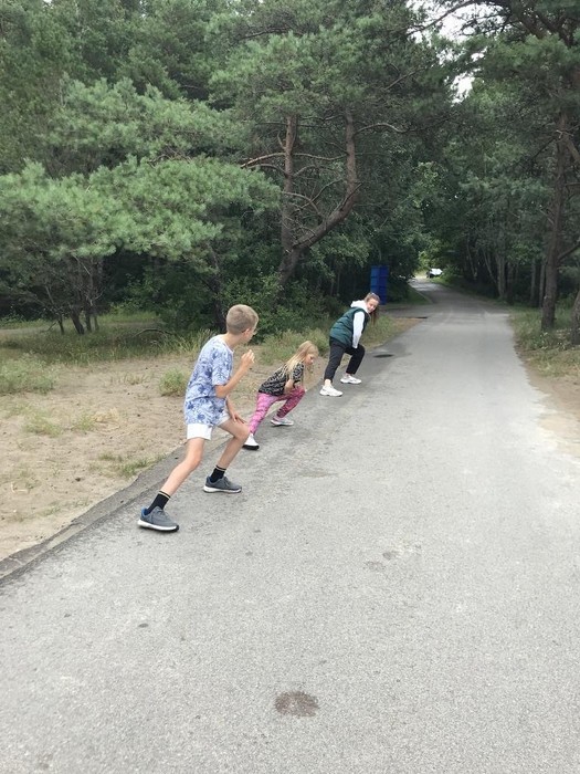Vaikai bėga lauke